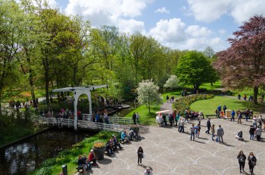 Lisse, Hollanda - 7 Mayıs 2015: Keukenhof ünlü bahçede turist ziyaret