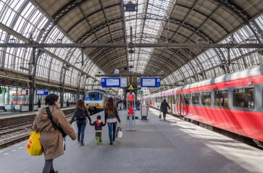 Amsterdam, Hollanda - 7 Mayıs 2015: Amsterdam Amstel Merkez İstasyonu'na, yolcu
