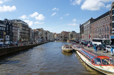 Amsterdam, Hollanda - 7 Mayıs 2015: Yolcu tekneleri kanal Turu Amsterdam şehir üzerinde
