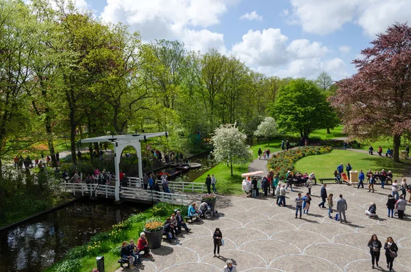 Lisse, Nederland - 7 mei 2015: Toeristen bezoeken beroemde tuin in Keukenhof — Stockfoto