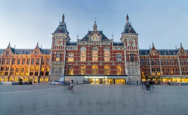 Amsterdam, Nederland - 8 mei 2015: Mensen op Amsterdam Centraal Station — Stockfoto