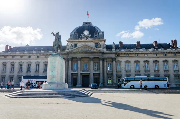 Parigi, Francia - 15 maggio 2015: Persone intorno all'Istituto per gli Studi Superiori sulla Difesa Nazionale (IHEDN) di Parigi . — Foto Stock