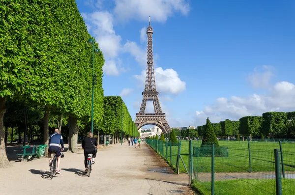 Paris, Frankrike - 15 maj 2015: Parisiska människor besöka Champs de Mars — Stockfoto