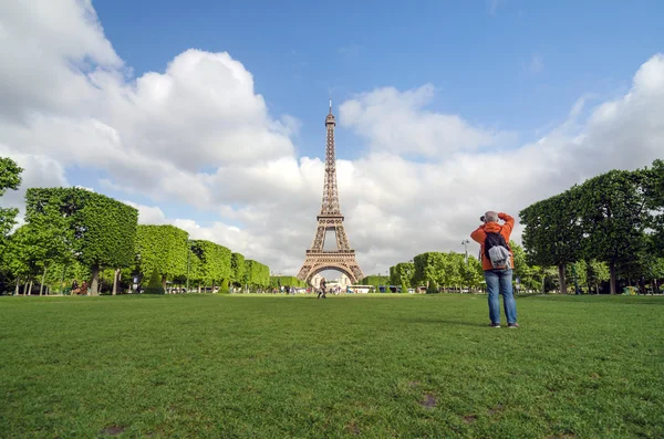 Paris, Frankrike - 15 maj 2015: Människor besöka Champs de Mars, vid foten av Eiffeltornet — Stockfoto