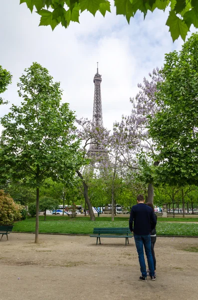Paris, Frankrike - 15 maj 2015: Människor på Champs de Mars, vid foten av Eiffeltornet — Stockfoto