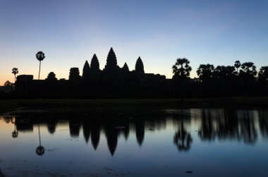 Angkor Wat Tapınağı'nda gündoğumu Siem Reap içinde