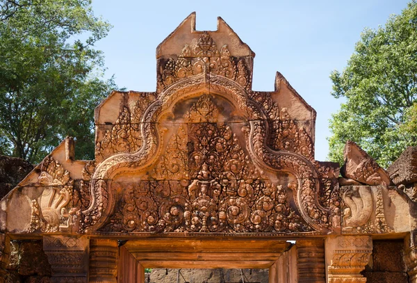 Details op de top van de hoofdingang aan de Banteay Srei temp snijwerk — Stockfoto