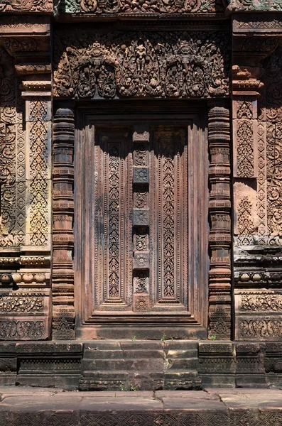 Staré dveře v chrám Banteay Srei — Stock fotografie