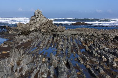 Kaya, kum ve deniz suyu alacakaranlıkta