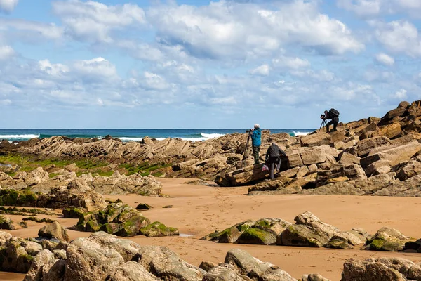 Tres Fotógrafos Tomando Fotos Una Playa Rocosa —  Fotos de Stock