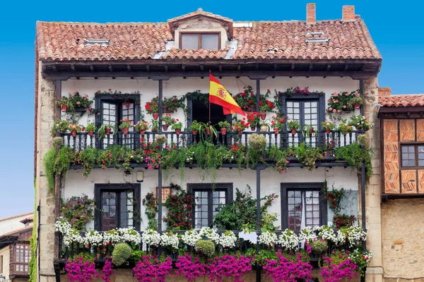 Casa Tradicional Con Flores Multicolores Plaza Del Mercado Santillana Del — Foto de Stock