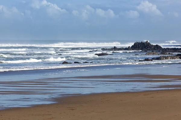 Tomma stranden och grov havet — Stockfoto