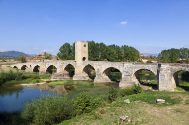 bir nehir üzerinde Ortaçağ köprü
