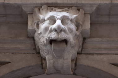 Bina çirkin yaratık alay