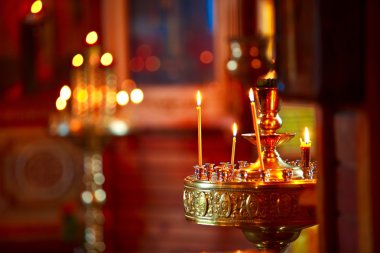 bir kilisede mum aydınlatma