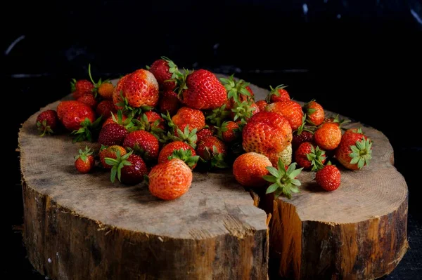 Erdbeere auf Holz Textur für Hintergrund. Sommer lizenzfreie Stockbilder
