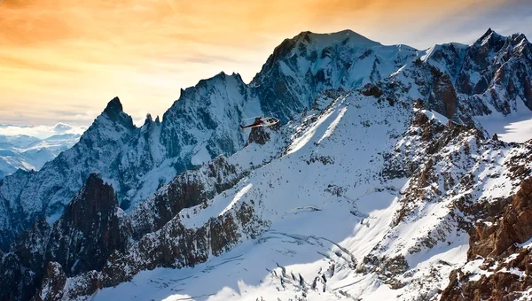 Mont blanc, courmayeur, italien helikopter — Stockfoto