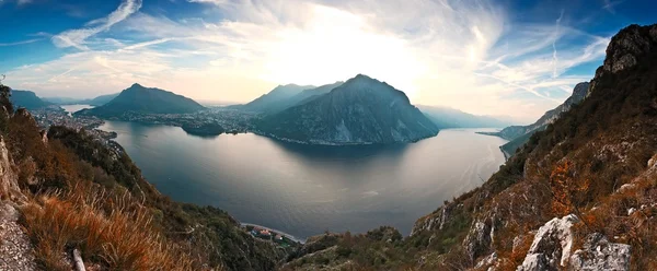 Vue panoramique sur le lac de Côme et les Alpes le soir, Italie . — Photo