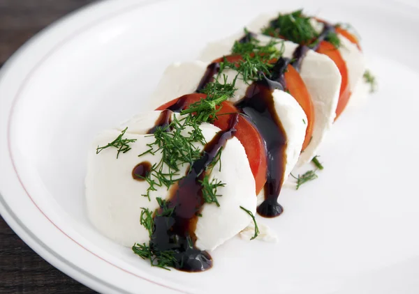 Dereotu ve kremsi balsamik sirke ekleyerek İtalyan Caprese salatası a twist.