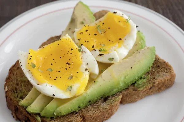 Gepocheerd ei op toast Stockfoto