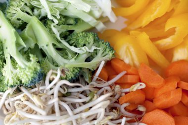 Beyaz tabağa yerleştirilmiş sebze dilimlenmiş.