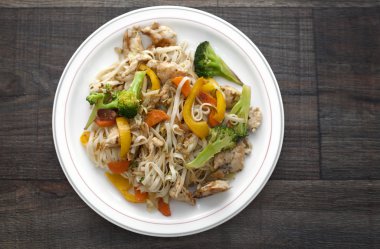 Kızarmış tavuk erişte