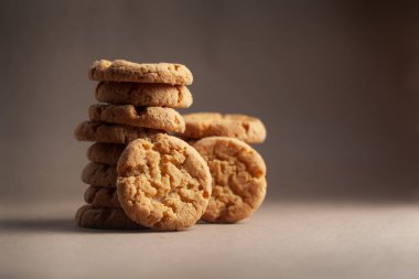 Lezzetli taze mikrodalga fırını, basit kurabiye ya da bisküvi stoklamaya yakın çekim..