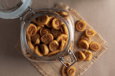 Yeni pişirilmiş basit Bhakar Badi geleneksel olarak özgün Rajasthani kurabiyeleri ya da cam kaplarda bisküviler..