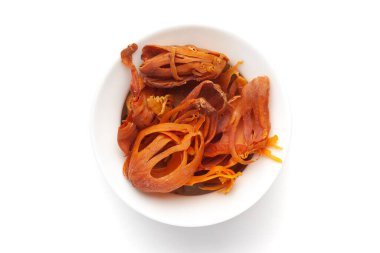 Beyaz arka planda organik spreyin (Myristica parfümleri) Macro yakın çekimi. Hint Aromatik Baharatı Yığını. Üst görünüm