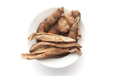 Organik kurutulmuş mango dilimleri (Mangifera indica) ya da beyaz arka planda amchoor 'un makro yakın çekimi. Hint Aromatik Baharatı Yığını. Üst görünüm