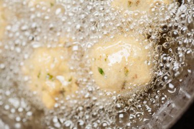 Bade, demir kadai 'de sebze yağında kızarırken safra kesesi hazırlıyor. Chaat hazırlığı için.