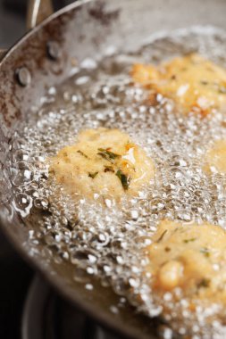 Bade, demir kadai 'de sebze yağında kızarırken safra kesesi hazırlıyor. Chaat hazırlığı için.