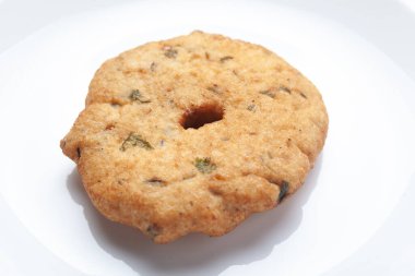 Kimyon ve yeşil kişniş ile süslenmiş chaat hazırlamak için sade kuru safra bezi.