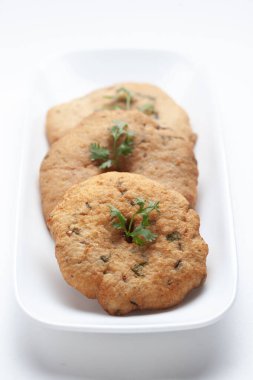 Kimyon ve yeşil kişniş ile süslenmiş chaat hazırlamak için sade kuru safra bezi.