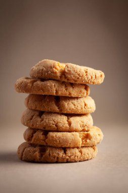 Lezzetli taze mikrodalga fırını, basit kurabiye ya da bisküvi stoklamaya yakın çekim..