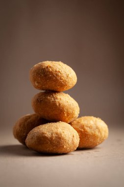 Taze pişmiş baharatlı kuru kachori ya da baharatlı kuru baharatlı kuru turşu ve Gujisthani ile doldurulmuş gevrek toplar..