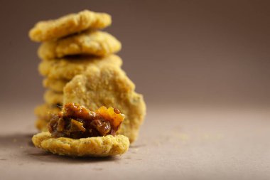 Yeni pişmiş baharatlı ve tuzlu Mathri ya da matthi, geleneksel olarak otantik Rajisthani.