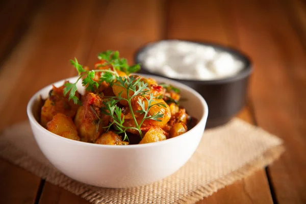 Nahaufnahme Eines Indischen Vegetarischen Gerichts Aus Würzigem Kartoffel Tomaten Curry — Stockfoto