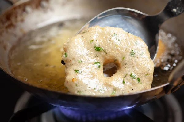 Close Preparação Dahi Vada Bade Fritar Óleo Cozinha Vegetal Kadai — Fotografia de Stock