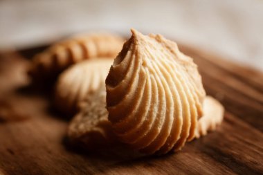 Lezzetli taze pişmiş kurabiye ya da bisküvi yakın plan. Ahşap bir arka planda izole edilmiş..