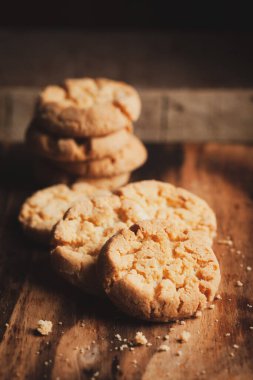 Lezzetli taze pişmiş kurabiye ya da bisküvi yakın plan. Ahşap bir arka planda izole edilmiş..
