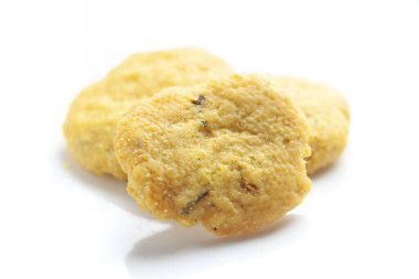 Geleneksel olarak otantik olan taze fırınlanmış baharatlı ve tuzlu Mathri veya matthi. Stüdyonun beyaz arka planında izole edilmiş