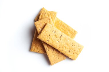 Geleneksel olarak otantik olan taze fırınlanmış baharatlı ve tuzlu Mathri veya matthi. Stüdyonun beyaz arka planında izole edilmiş