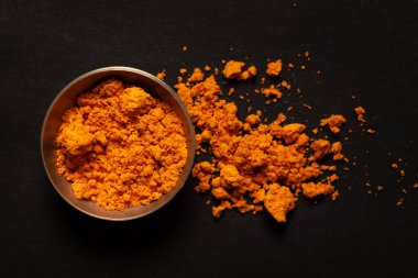 Uğurlu turuncu renkli Sindoor, kumkum ya da küçük klozette küçük bir kase. Hindu puja 'sı siyahtan üstündür.