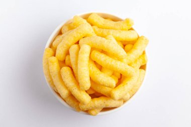 Peynirli patatesli puf çerez çubuklarını kapat, Popüler hazır çıtır çıtır ve puf çerezler peynirli, soluk-sarı renkte beyaz arka plan