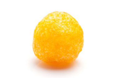 Peynirli Patates Toplu Atıştırmalık, keskin turuncu renkli, Popüler, çıtır çıtır ve poğaça yemeye hazır, beyaz arka planda tuzlu.