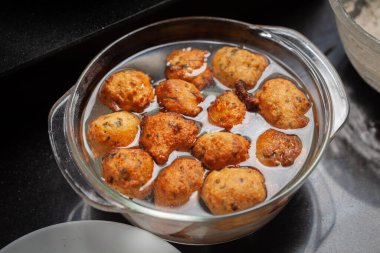 Çaça hazırlamak için sade safra beteri, kızardıktan sonra suyu şoke ediyor.