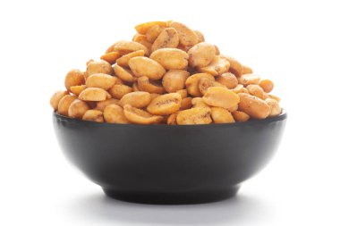Seramik siyah bir kase üzerinde kıtır kıtır masala fıstıklarına yakın durun..