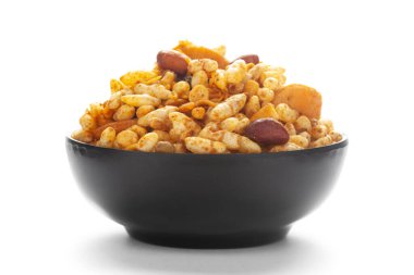 Çok baharatlı tatlı Fatafat Bhel karışımı seramik siyah bir kasede Hint Namkeen (aperatifleri) yakın çekim.