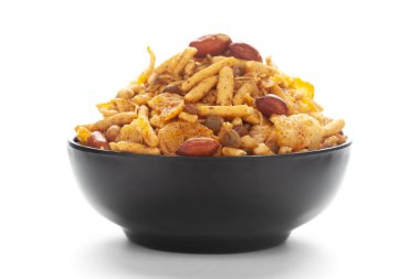 Fıstık ve mısır gevreğinden yapılmış siyah bir seramik kasede Baharatlı Chatpata karışımı. Hint baharatlı atıştırmalıkları (Namkeen)